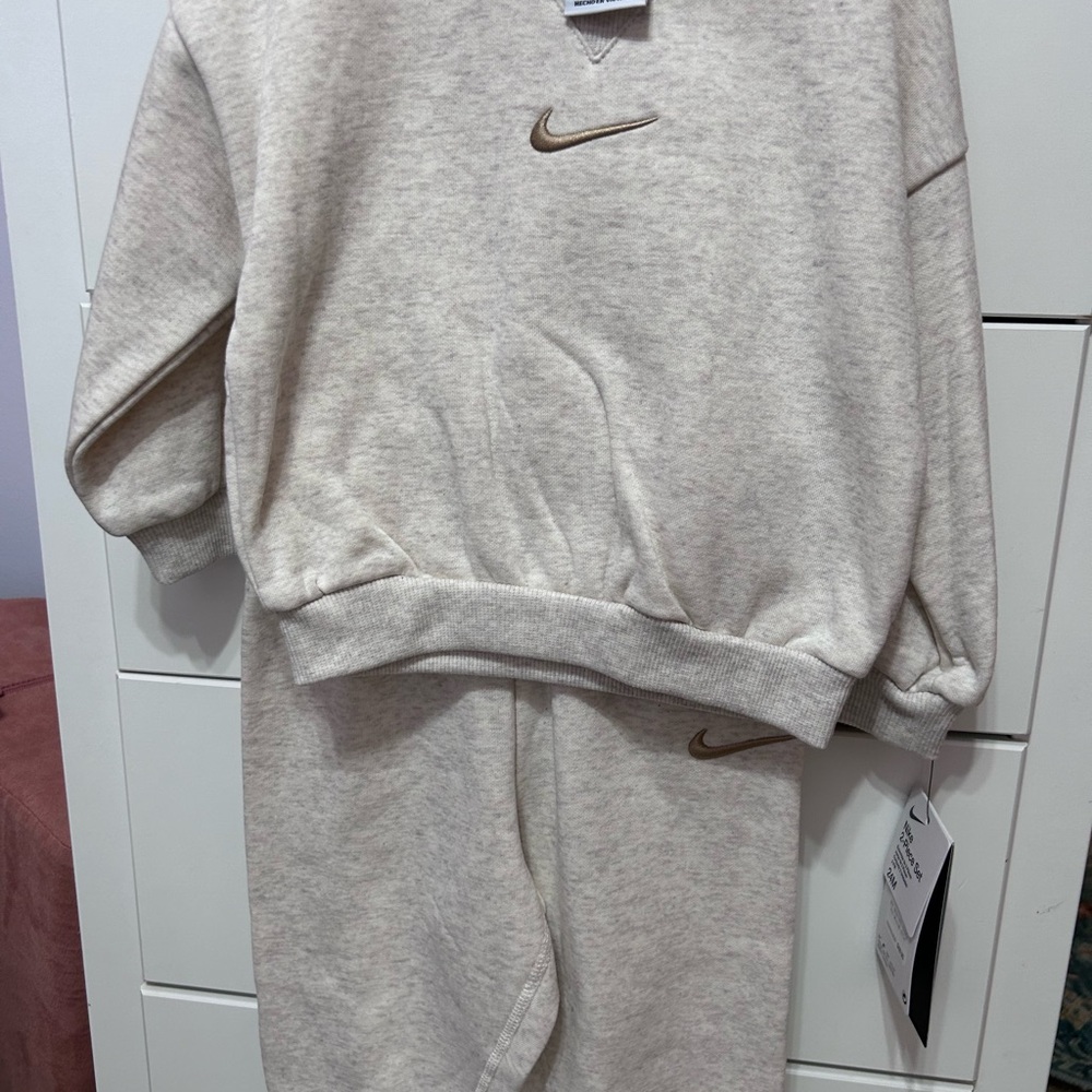 NWT Nike oversized Crewneck and sweatpants 24m